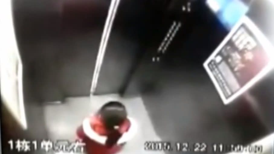 The six-year-old girl waits for the elevator doors to open. Photo: CCTV