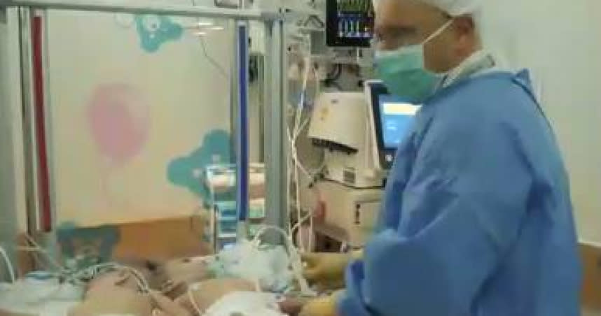 以色列首例，連頭雙胞胎經過12小時手術分離成功。（圖／翻攝自@SorokaMedicalCenter臉書）
