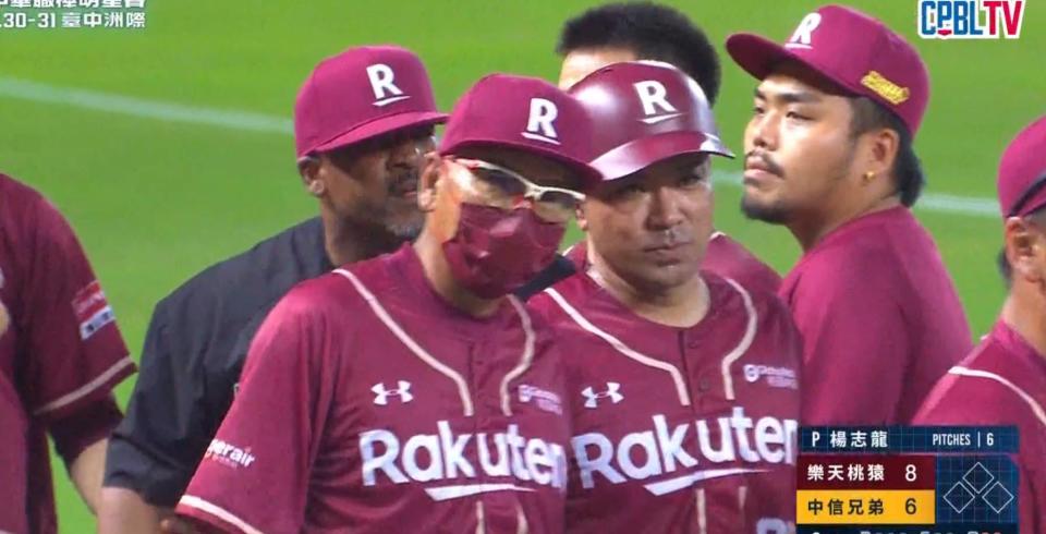 樂天桃猿打擊教練鮑伊(後方左)被驅逐出場。取自CPBL TV