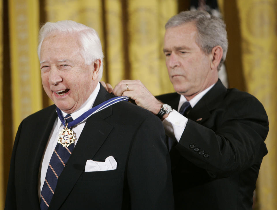 ARCHIVO - El presidente George W. Bush, derecha, otorga la Medalla Presidencial de la Libertad al historiador y autor David McCullough durante una ceremonia en la Sala Este de la Casa Blanca en Washington, el 15 de diciembre de 2006. McCullough, el autor galardonado con el Pulitzer quien escribió del Puente de Brooklyn a los presidentes John Adams y Harry Truman, convirtiéndose en uno de los historiadores más populares e influyentes de su época, ha muerto. Tenía 89 años. (Foto AP/Pablo Martinez Monsivais, archivo)