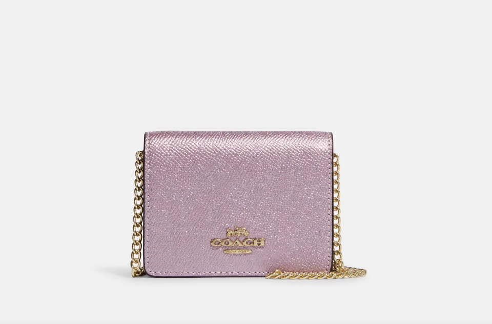 Mini bolso con cadena en rosa metalizado (Foto vía Coach Outlet)