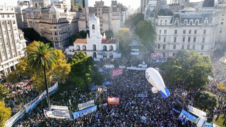 Unas 150.000 personas se concentraron en la Plaza de Mayo en defensa de la educación pública.