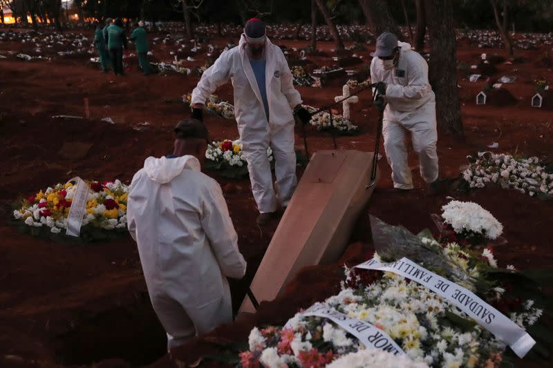 Sepultureros entierran el ataúd de un hombre que murió por la enfermedad del coronavirus (COVID-19) en el cementerio de Vila Formosa, el cementerio más grande del país, en Sao Paulo, Brasil