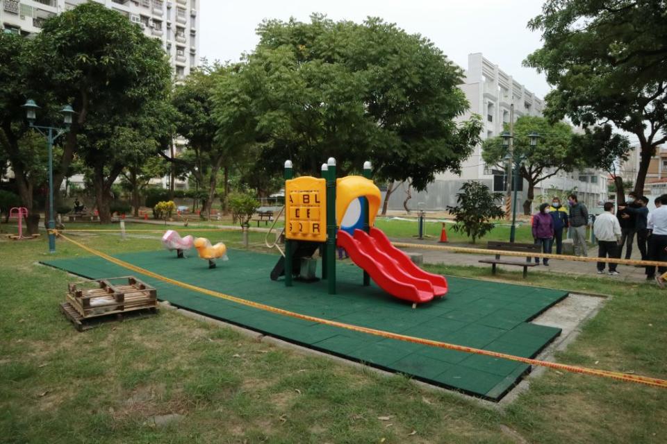 重興里重興綠園內的兒童遊戲場愈改愈陽春，引起里民群情抗議。（記者陳俊文攝）
