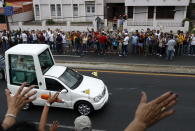 El papa Benedicto XVI se dirige en su papamóvil este 28 de marzo de 2012, hacia el aeropuerto José Martí, en La Habana, poco antes de concluir una visita de tres días a Cuba. Durante su visita, el pontífice se reunió con el presidente de Cuba, Raúl Castro, con su hermano, Fidel Castro, y encontrarse cientos de miles de cubanos. EFE/David Fernández