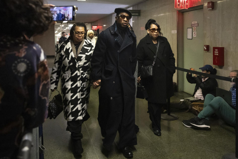 Actor Jonathan Majors, center, arrives at court for a trial on his domestic violence case, Monday, Dec. 4, 2023, in New York. (AP Photo/Yuki Iwamura)