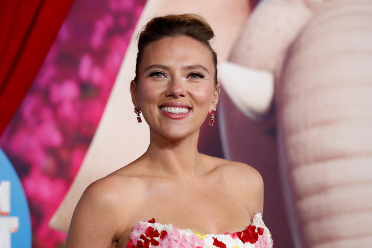 Scarlett Johansson among the bombshells on Oscars red carpet