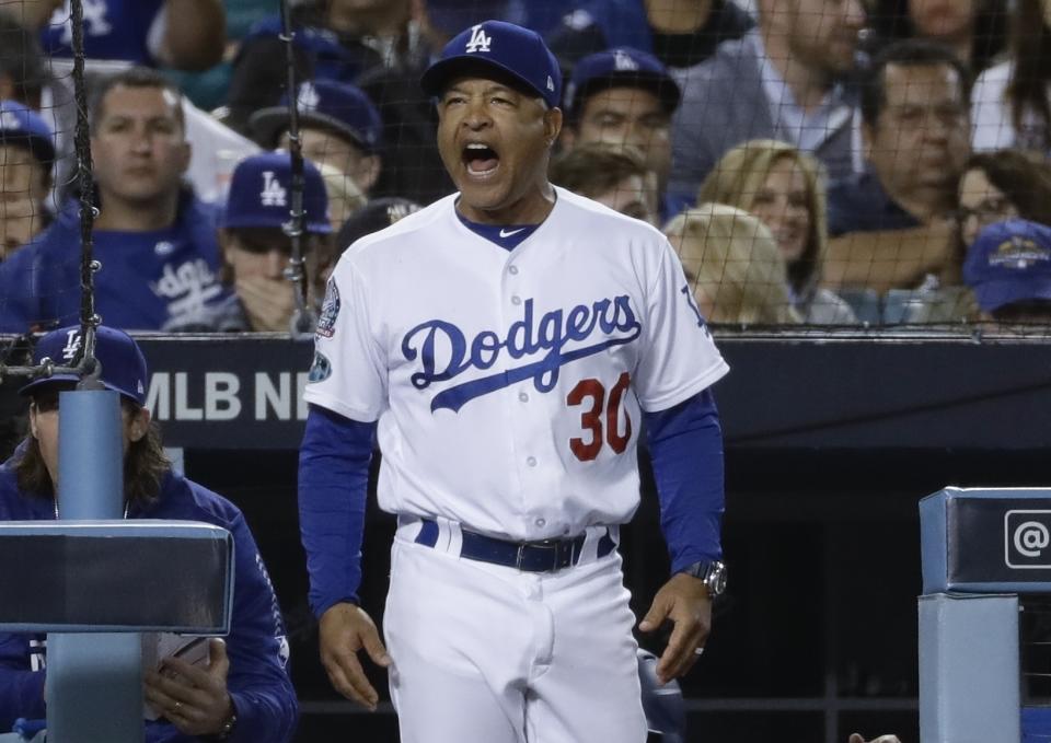 Dave Roberts, manager de los Dodgers de Los Ángeles, discute una decisión de los umpires en el cuarto juego de la Serie de Campeonato de la Liga Nacional ante los Cerveceros de Milwaukee, el martes 16 de octubre de 2018 (AP Foto/Matt Slocum)