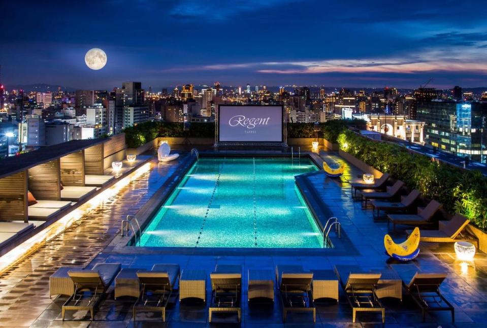 台北晶華的露天泳池畔擁有北市五星級飯店唯一的「城市星空電影院」。（台北晶華提供）