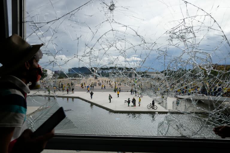 Una escena de los disturbios el 8 de enero de 2023, vista desde el Palacio del Planalto 