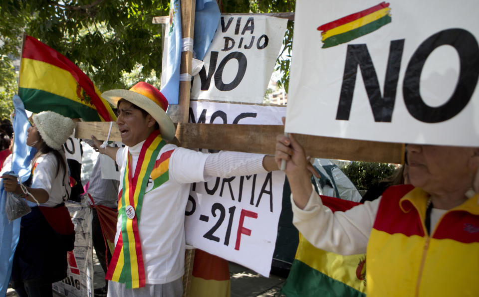 Un opositor del presidente Evo Morales se ata a una cruz durante una protesta afuera del Tribunal Supremo Electoral en La Paz, Bolivia, el miércoles 5 de diciembre de 2018. (AP Foto/Juan Karita)