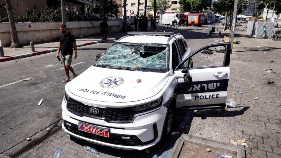 سيارة شرطة إسرائيلية متضررة تظهر في أحد شوارع تل أبيب خلال المظاهرة العنيفة في إسرائيل لطالبي اللجوء الإريتريين، بما في ذلك المؤيدين والمعارضين للحكومة الإريترية، 2 سبتمبر، 2023.