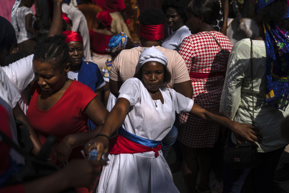 ARCHIVO - Una practicante de vudú vestida de blanco invoca un espíritu durante la celebración a San Jorge, en Puerto Príncipe, Haití, el 24 de abril de 2024. (AP Foto/Ramon Espinosa, archivo)