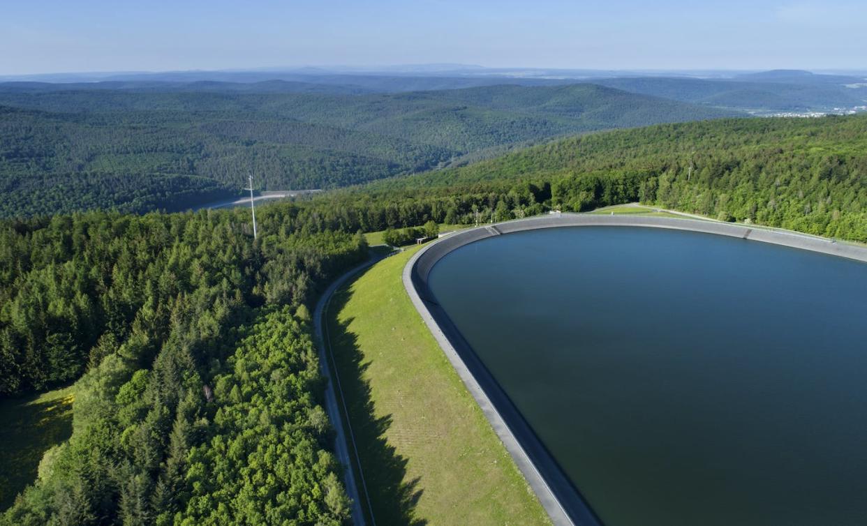 The U.S. has thousands of lakes and reservoirs that could be paired for pumped hydro storage without the need for rivers. <a href="https://www.gettyimages.com/detail/photo/reservoir-storage-basin-of-pumped-storage-plant-royalty-free-image/1276487342?adppopup=true" rel="nofollow noopener" target="_blank" data-ylk="slk:Ollo via Getty Images;elm:context_link;itc:0;sec:content-canvas" class="link ">Ollo via Getty Images</a>