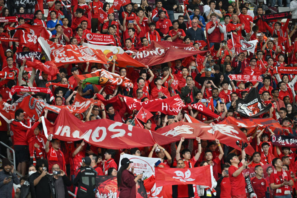 香港球迷組成一片紅海，全力支持香港隊。
