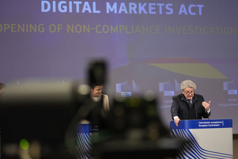 Η Επίτροπος της ΕΕ για την Ευρώπη κατάλληλη για την ψηφιακή εποχή Margrethe Vestager και ο Επίτροπος Εσωτερικής Αγοράς Thierry Breton μιλούν στα μέσα ενημέρωσης στις Βρυξέλλες τον Απρίλιο του 2024