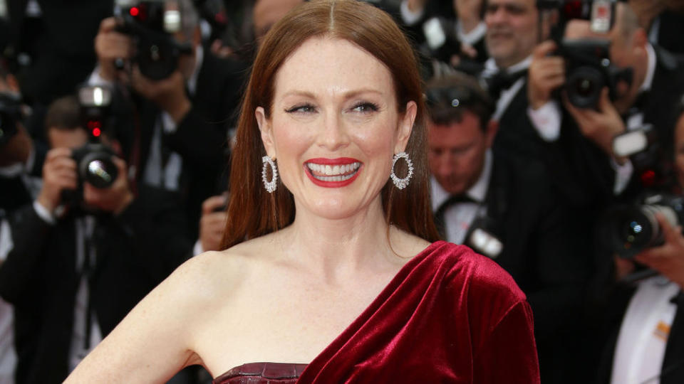 Hollywood-Star Julianne Moore zeigt in Frankreich Schulter