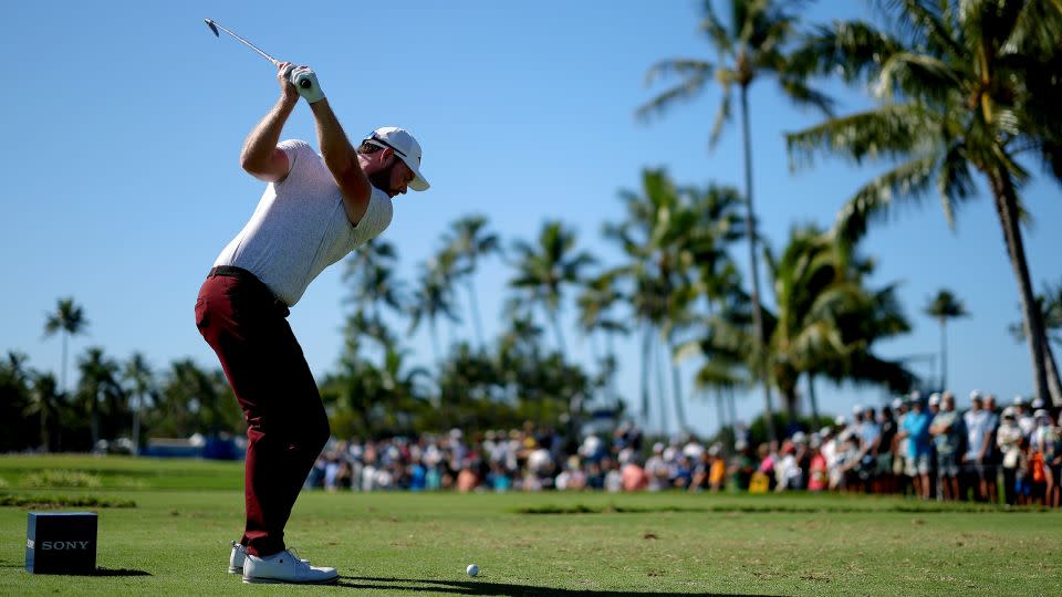 Murray juega su tiro desde el tee 17 durante la ronda final del Sony Open en Hawaii en Waialae Country Club el 14 de enero de 2024 en Honolulu, Hawaii.  -Kevin C. Cox/Getty Images