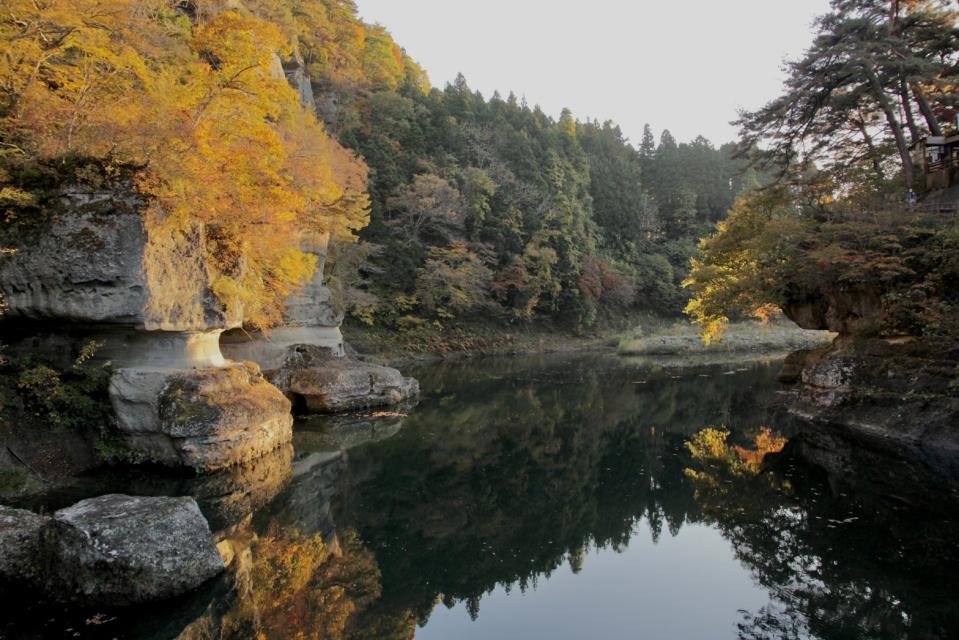 前往當時山林黃綠交雜，與造型、紋路奇特的岩石群形成獨特景象。