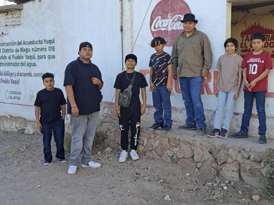 Miembros de la tribu Pascua Yaqui posan para una foto en su comunidad tribal en Sonora, México, en marzo de 2023. (Raymond V. Buelna vía AP)
