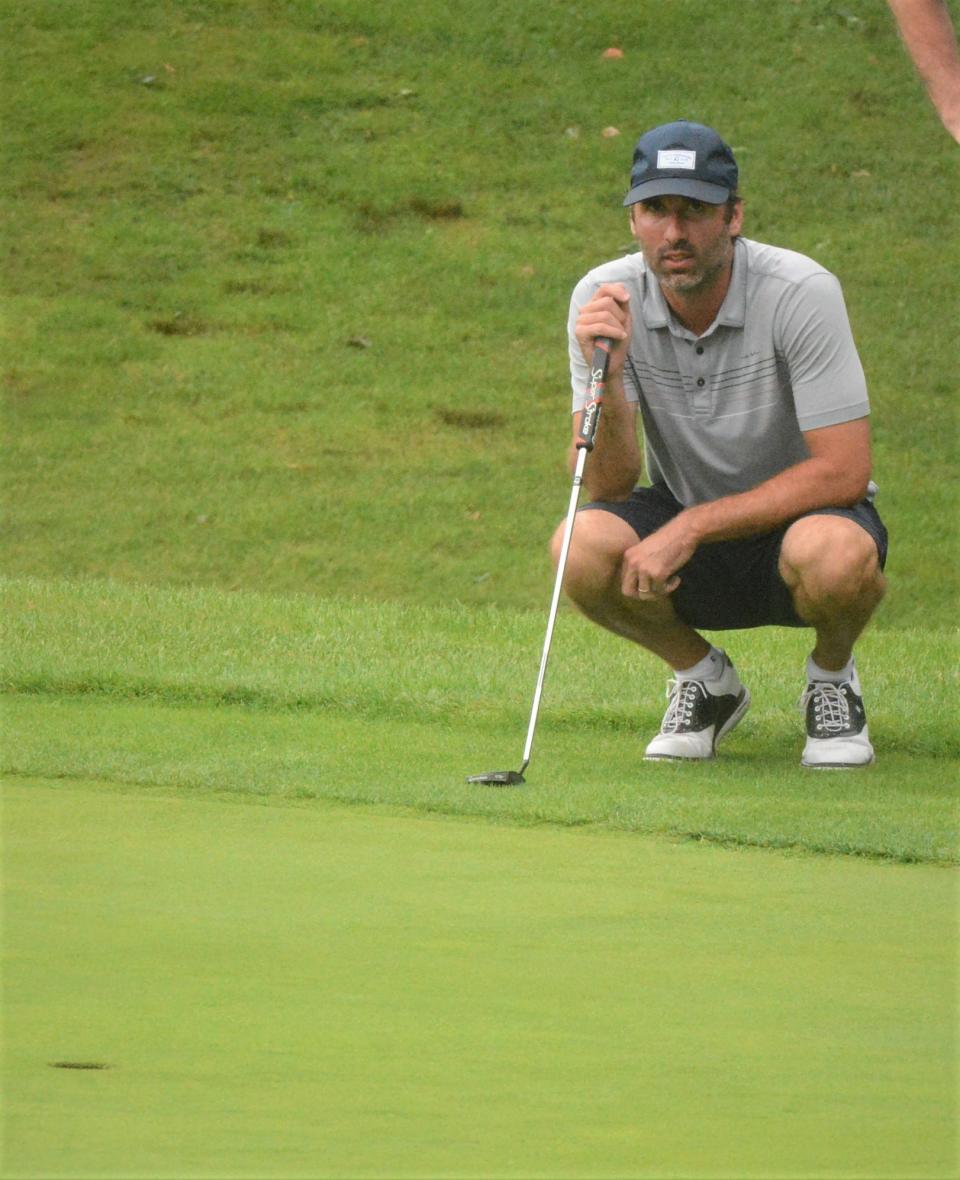 Chris DeLucia alinea un putt en el hoyo 17 durante el partido de semifinales del Norwich Invitational el domingo.