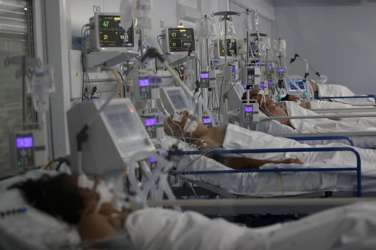 Pacientes con Covid-19 son asistidos en el hospital Dr. Norberto Raúl Piacentini, en Lomas de Zamora