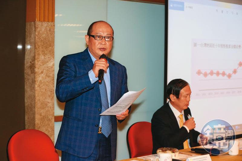 代銷全聯會理事長謝坤成（左）預估，今年全台推案量將大減3成，商總主席賴正鎰（右）則直言，不動產上下游業者將喝西北風度寒冬。