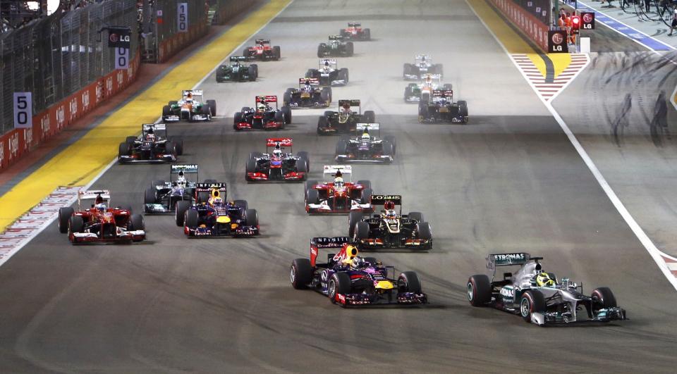 Mercedes Formula One driver Nico Rosberg of Germany (R) leads the field at turn one at the start of the Singapore F1 Grand Prix at the Marina Bay street circuit in Singapore September 22, 2013. REUTERS/Edgar Su (SINGAPORE - Tags: SPORT MOTORSPORT F1)