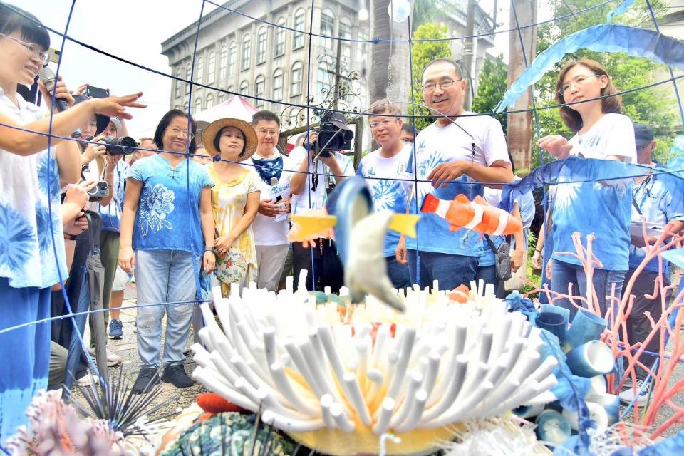 本次活動以大量回收材質及製程無汙染的藍染染布，設計許多海洋生物造型的藝術裝置.