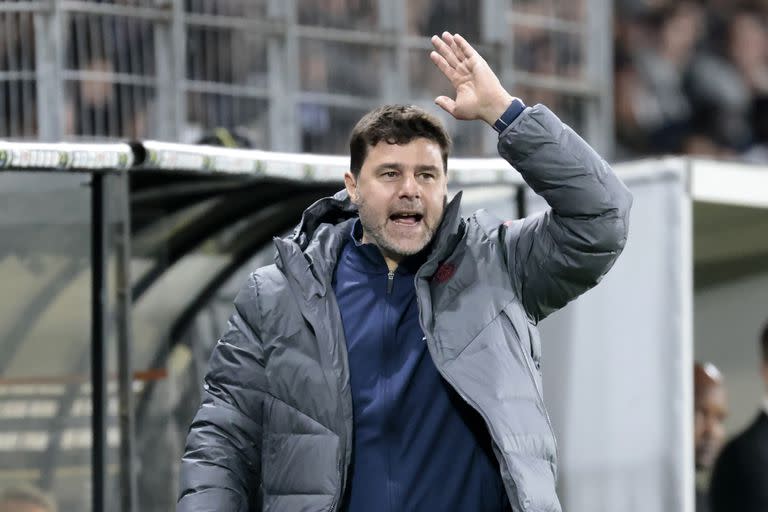 ARCHIVO - El técnico del PSG Mauricio Pochettino gesticula durante el partido de la liga francesa conta Angers, el miércoles 20 de abril de 2022, en Angers. (AP Foto/Jeremías González)