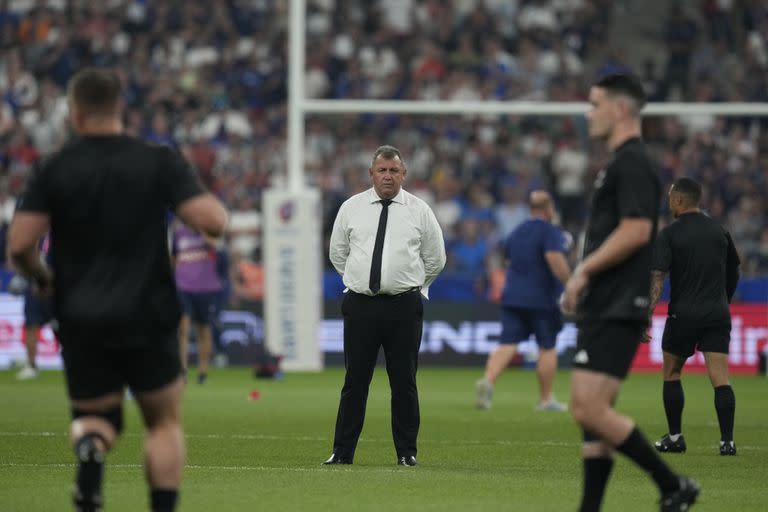 Ian Foster, el entrenador principal de All Blacks, mira una entrada en calor de sus dirigidos; su ciclo no es todo lo sólido que desean los neozelandeses.