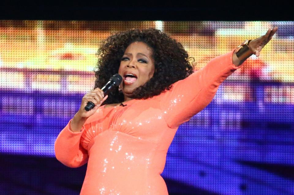 <p>Ihre Kindheit verbrachte Oprah Winfrey bei wechselnden Verwandten, unter anderem auf der Farm ihrer Oma in Missouri. Teils lebte sie in Unterkünften, die kein fließendes Wasser oder Strom hatten. (Bild: Scott Barbour / Getty Images)</p> 