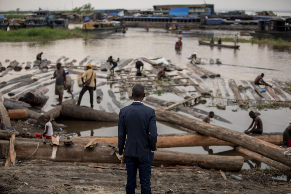 Un puerto maderero cercano a Kinshasa, en la República Democrática del Congo, el 21 de marzo de 2022. (Ashley Gilbertson/The New York Times)
