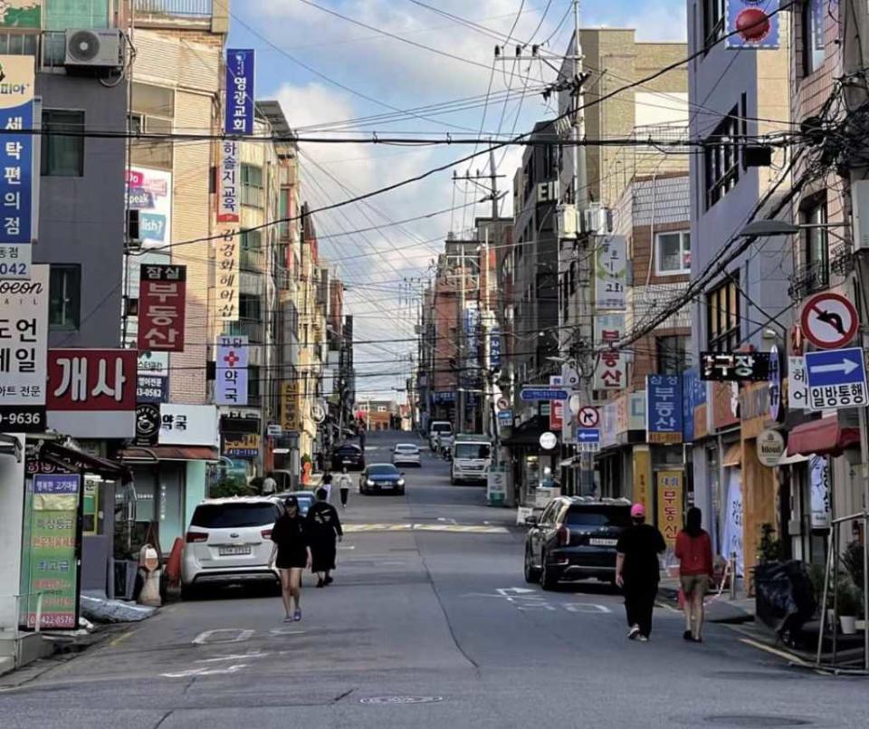 一名男網友日前到韓國旅遊，拍下當地街景，跟台灣相似，感嘆好像沒出國的感覺。(翻攝自爆廢公社二館FB)