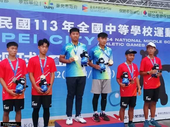 六家高中軟網雙打組合李禾昱(左三)、雷尚(左四)融勇奪高男組雙打金牌。