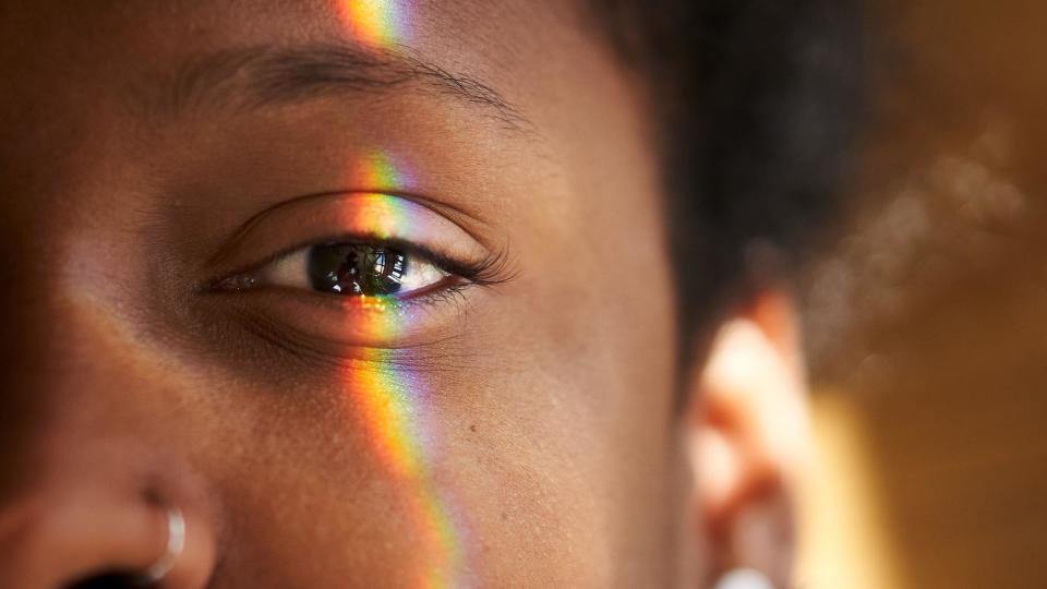 Un niño con un una franaj de luz en su ojo