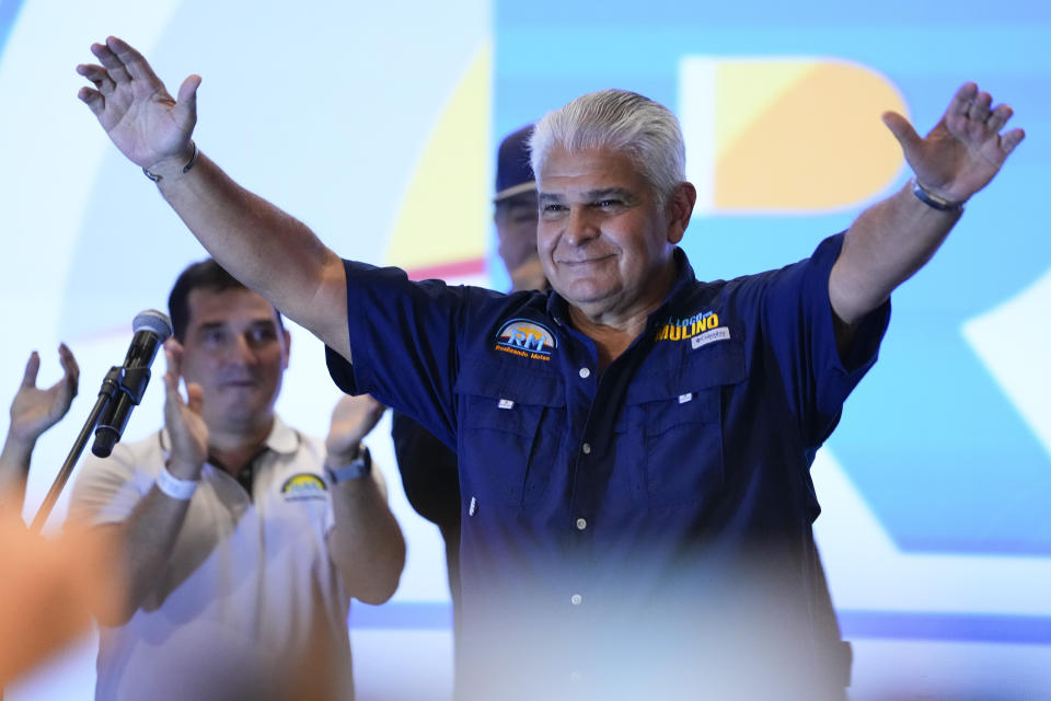 El candidato presidencial de Realizando Metas, José Raúl Mulino, celebra tras ganar las elecciones generales, en Ciudad de Panamá, el domingo 5 de mayo de 2024. (AP Foto/Matías Delacroix)