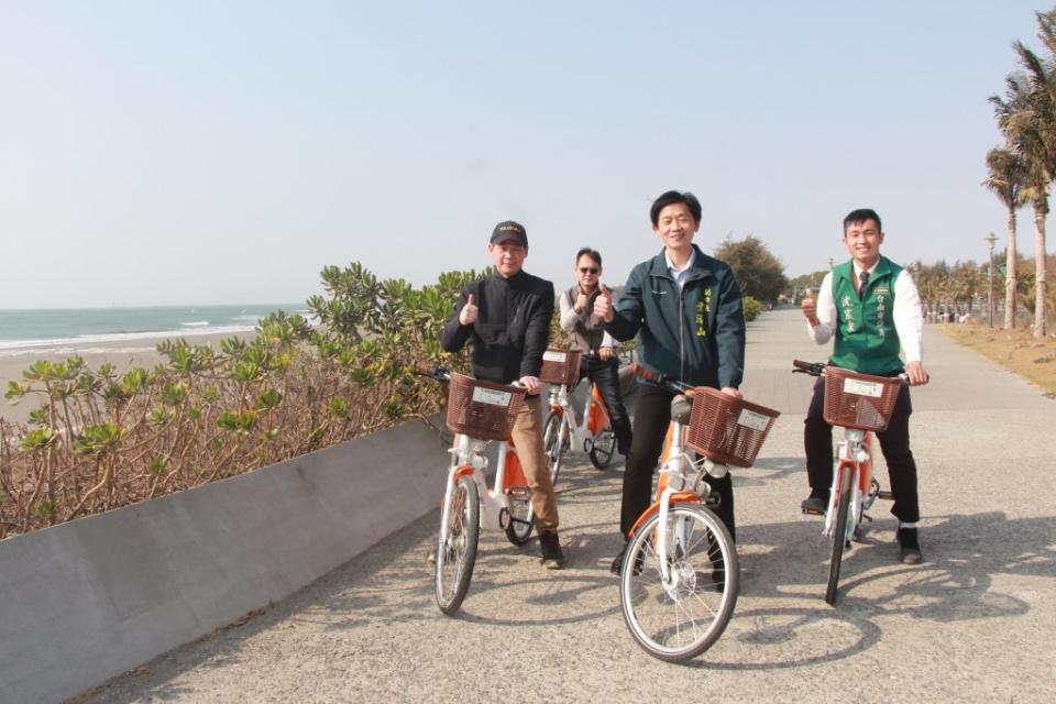 YouBike 2.0上路，副市長葉澤山擔任「引路人」，帶領民眾徜徉在黃金海岸，海天一色的美景中。 （記者林雪娟攝）