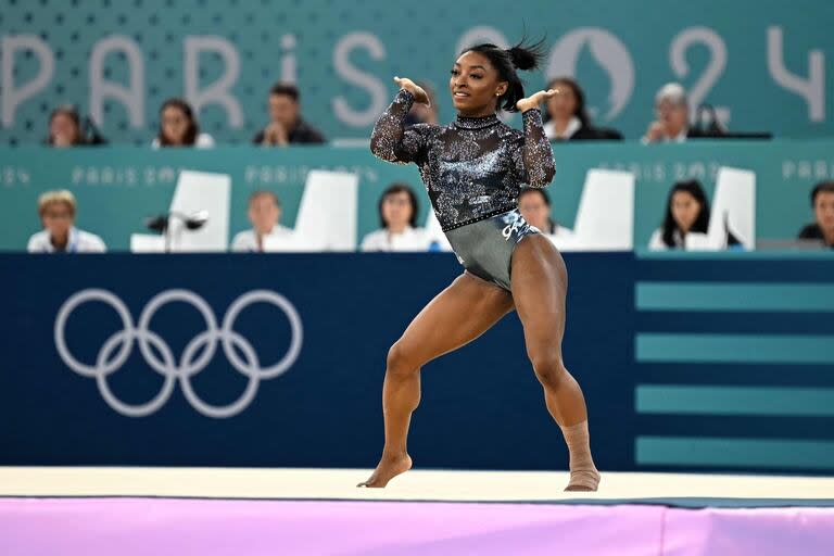 Simone Biles baila sobre el piso del Arena Bercy