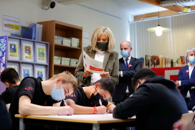 Brigitte Macron lit une dictée à Paris le 18 octobre 2021. (Photo: THOMAS SAMSON via Getty Images)