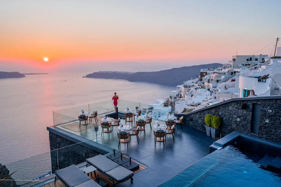 The Santorini sunset over MAVRO Restaurant, Kivotos Hotels & Villas Santorini (Kivotos Hotels & Villas)