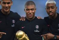 Quelque 44 buts, 18 passes décisives et une capacité à se montrer décisif toutes les 61 minutes. Autant dire que pour Kylian Mbappé, l’année 2019 fut un grand cru. Espérons pour l’attaquant prodige du PSG que la tendance sera la même en 2020. Une année qui devrait notamment, sauf accident de parcours, le voir disputer l’Euro avec les Bleus. Reste à savoir si le gamin de Bondy, qui ne bénéficiera plus du même effet de surprise que lors du Mondial russe, saura se montrer aussi renversant que sur les terres de Vladimir Poutine. Alors 2020, année « euroïque » pour Kylian ?