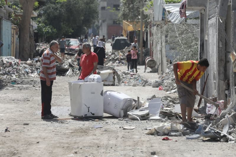 Palestinians inspect the destroyed buildings after the Israeli attack on Al-Maghazi refugee camp as Israeli attacks continue in Gaza City. Omar Ashtawy/APA Images via ZUMA Press Wire/dpa