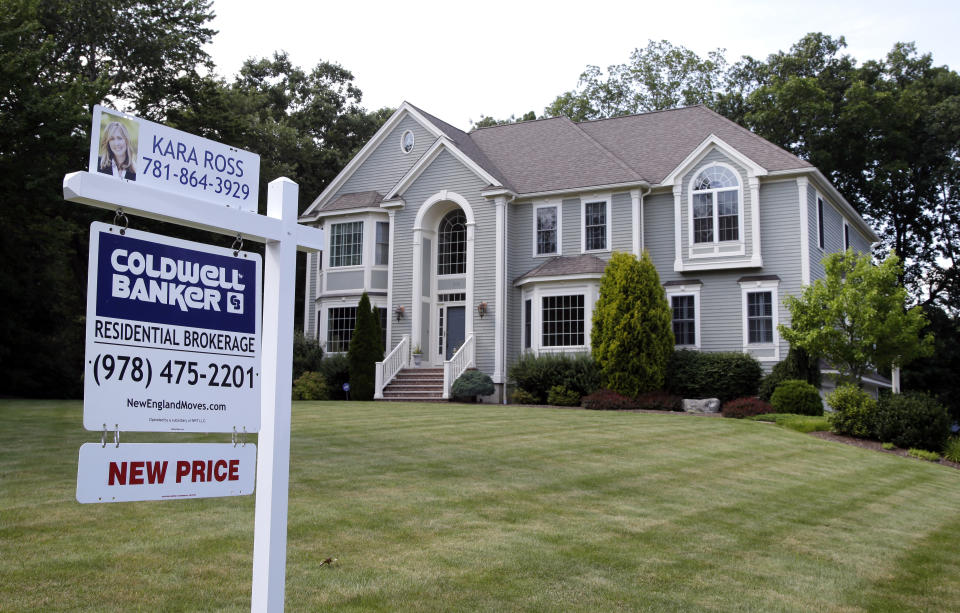 FILE – This Monday, July 10, 2017, file photo shows a house for sale, in North Andover, Mass. On Thursday, Aug. 24, 2017, Freddie Mac releases weekly mortgage rates. (AP Photo/Elise Amendola, File)