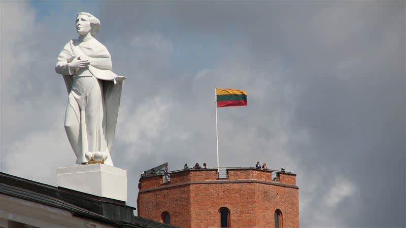 傳出台灣最快今日上午宣布在立陶宛設立「駐立陶宛台灣代表處」。圖為立陶宛國旗。（圖／翻攝自Pixabay）