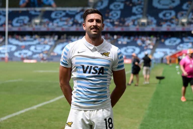 Alfonso Latorre vistió por primera vez la camiseta de los Pumas 7s en Sídney 2023 y apoyó el primer try del partido ante Japón; vuelve al plantel en lugar del capitán Álvarez Fourcade.