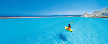 Detalle de la piscina del resort San Alfonso del Mar, la más grande del mundo según los Record Guinness. Cortesía Crystal Lagoons Corp./SOLO USO EDITORIAL