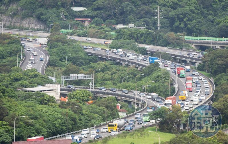 國軍收假專車的駕駛在國道上猝死，2名新訓兵合力搶下車子的控制權，拯救全車43人。示意圖，本刊資料照。