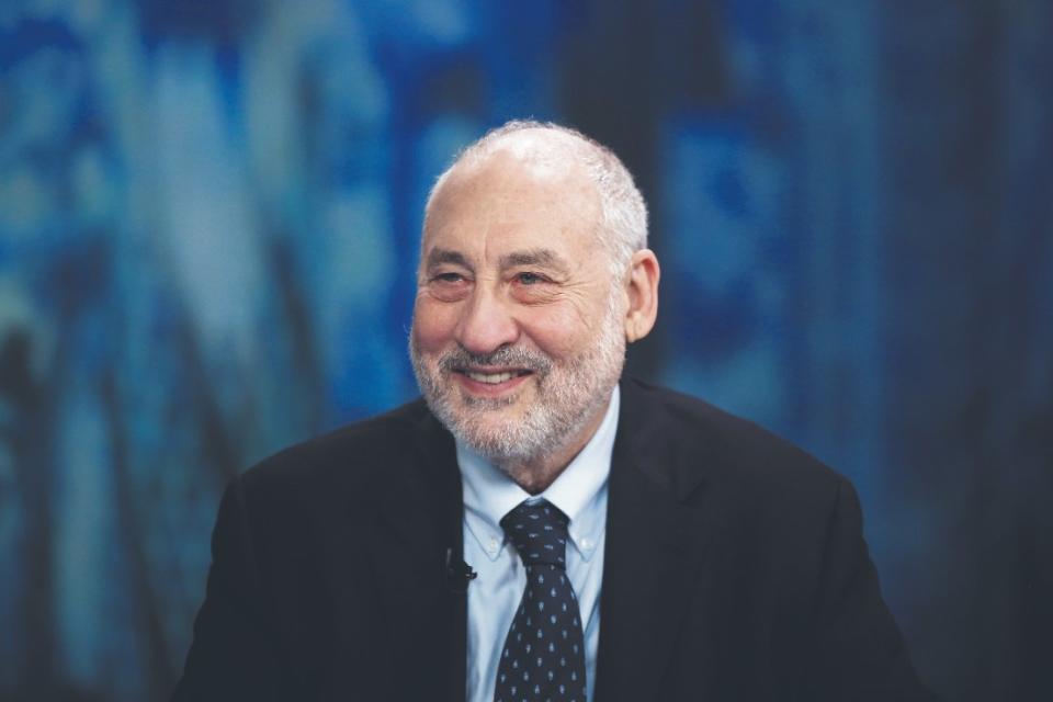 Joseph Stiglitz, Nobel prize-winning economist and professor of economics at Columbia University, reacts during a Bloomberg Television interview in London, U.K., on Tuesday, May 19, 2015. Photographer: Simon Dawson/Bloomberg via Getty Images