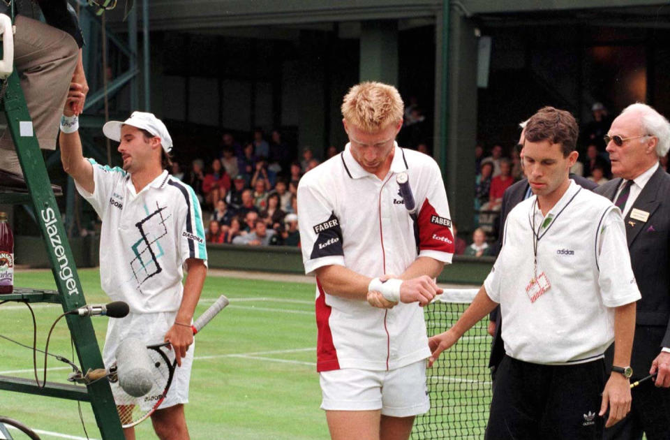 <p>Der targischste Moment seiner Karriere: Als hoher Favorit ins Wimbledon-Turnier gestartet, muss Becker 1996 in der dritten Runde wegen einer Handverletzung aufgeben. </p>